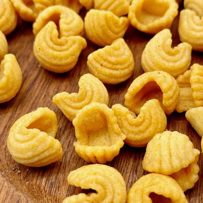 Harga yang bagus Keker Pisang Renyah Pedas Piring Puff Snacks 5kg Asia Impor Permen on line